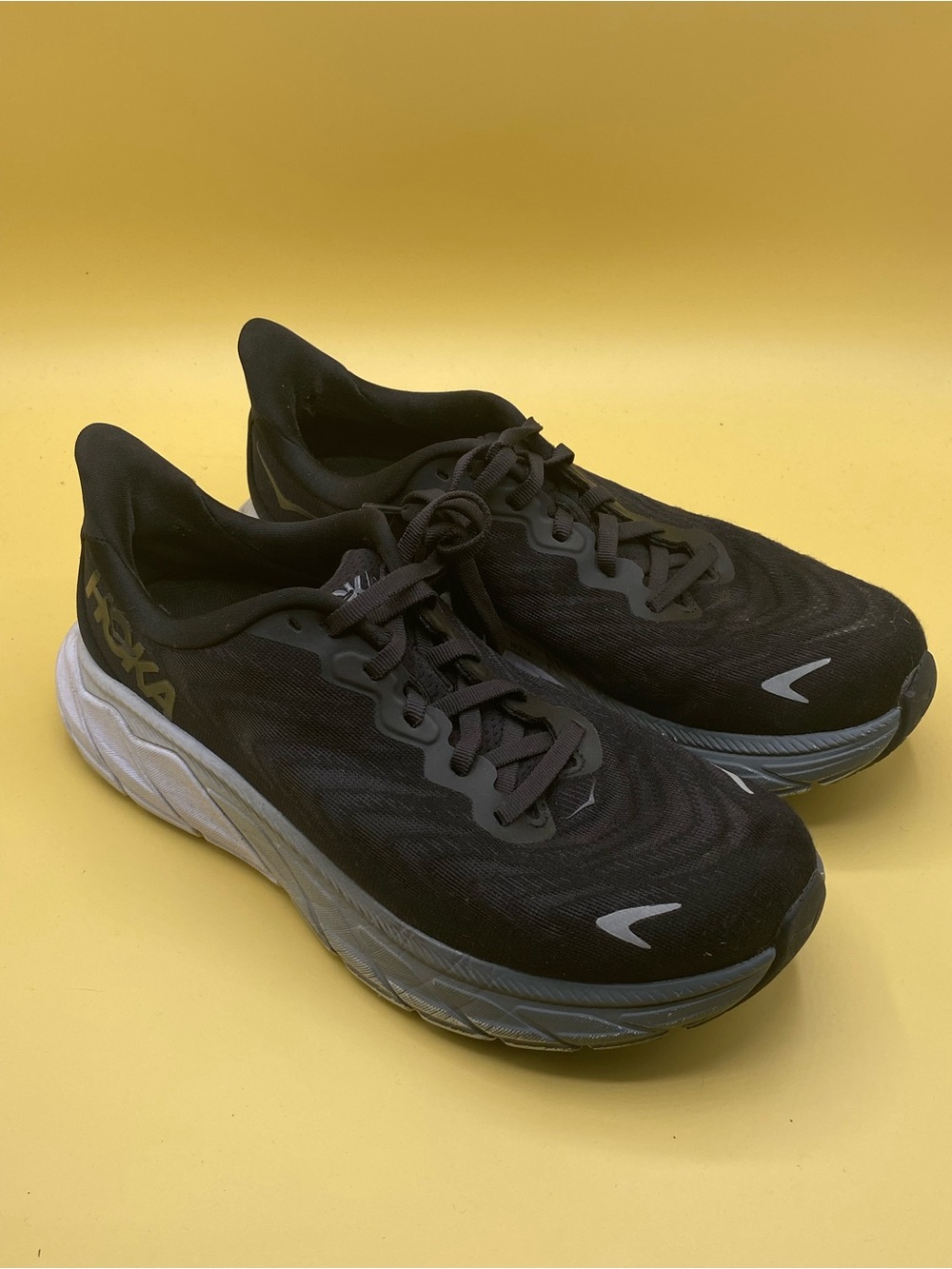 Black Hoka Arahi 6